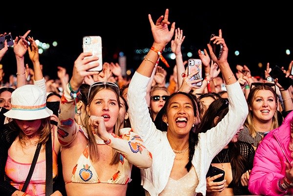 Wenn Live auf Einfluss trifft: Warum Gen Z der unerwartete Hebel ist, um die TV-Werbung neu zu verzaubern